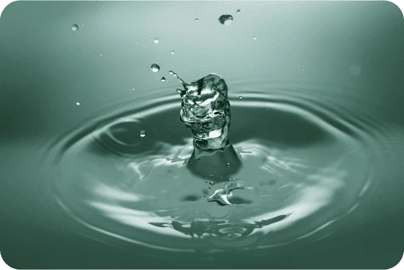 Blick auf eine malerische Landschaft mit Bergen und Wolken.